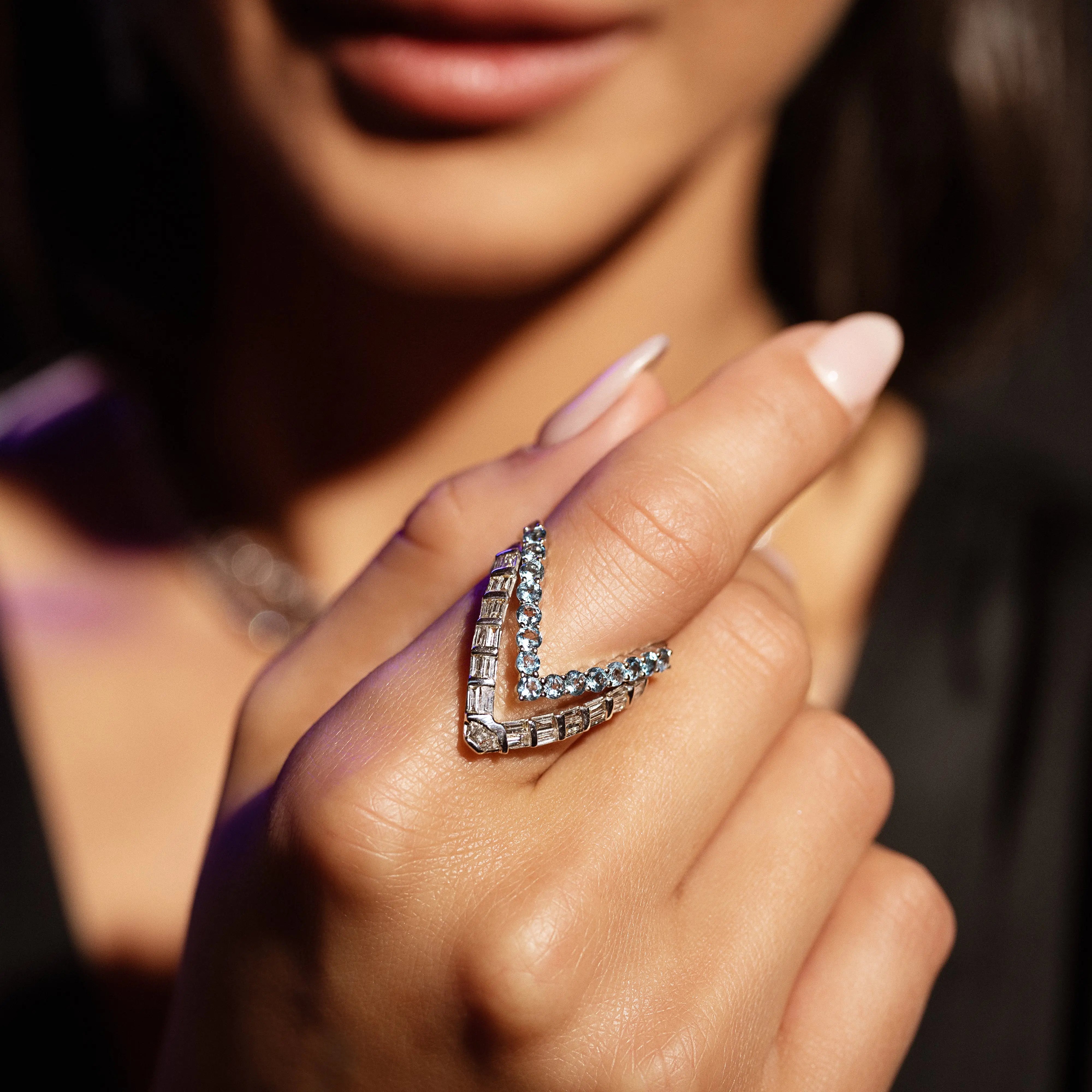 Anel V com Topázios Azuis em Ouro Branco-JJ Diamond