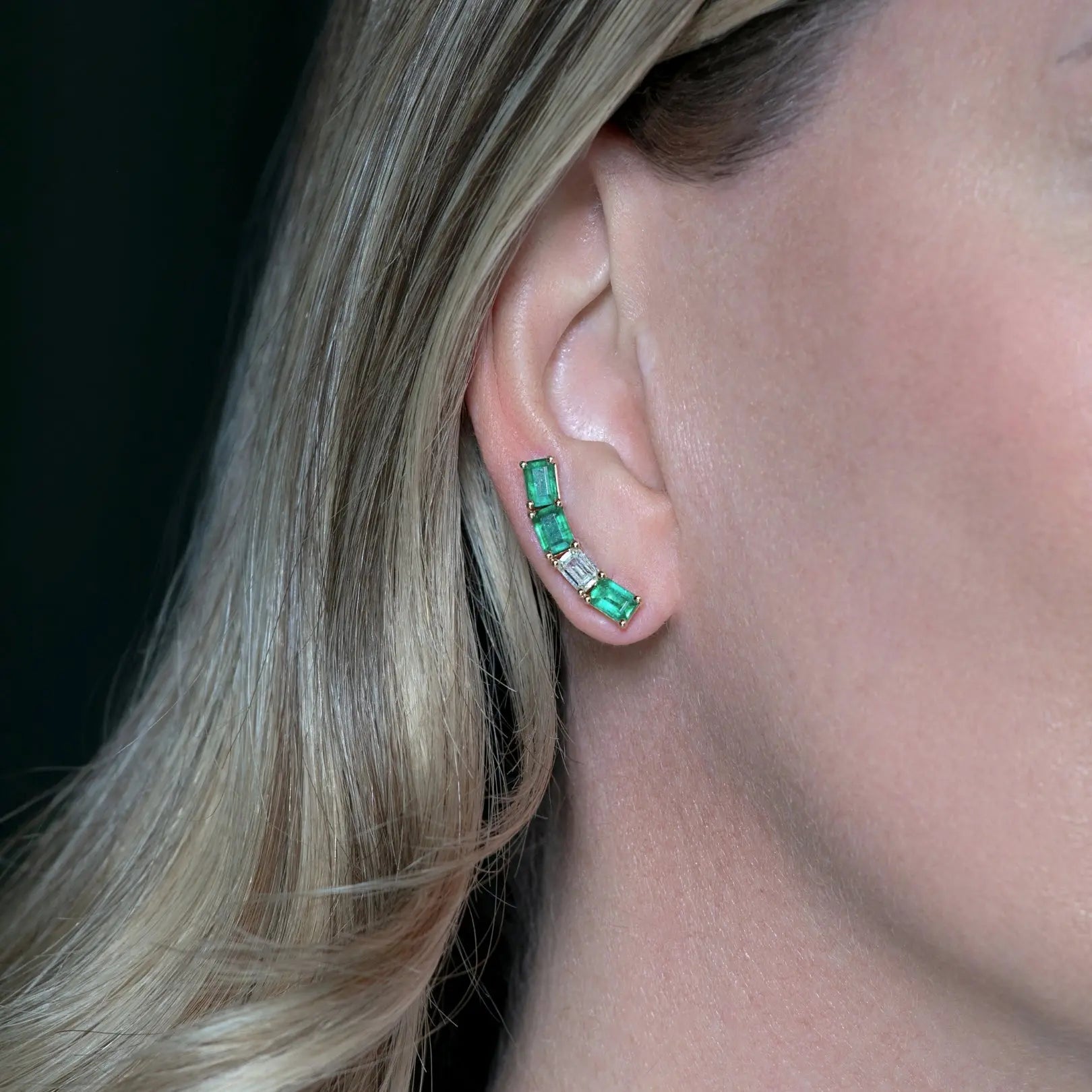 Brinco Ear Cuff com Esmeraldas e Diamantes em Ouro Amarelo - JJ Diamond