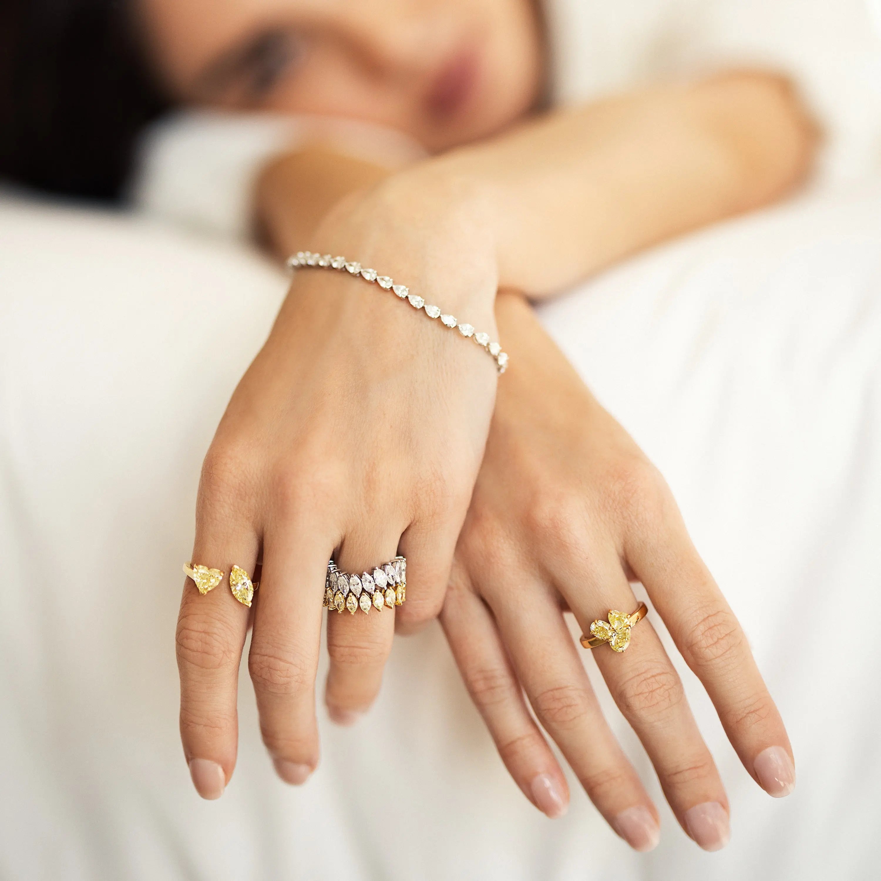 Anel Eternity com Diamantes Navete em Ouro Branco - JJ Diamond