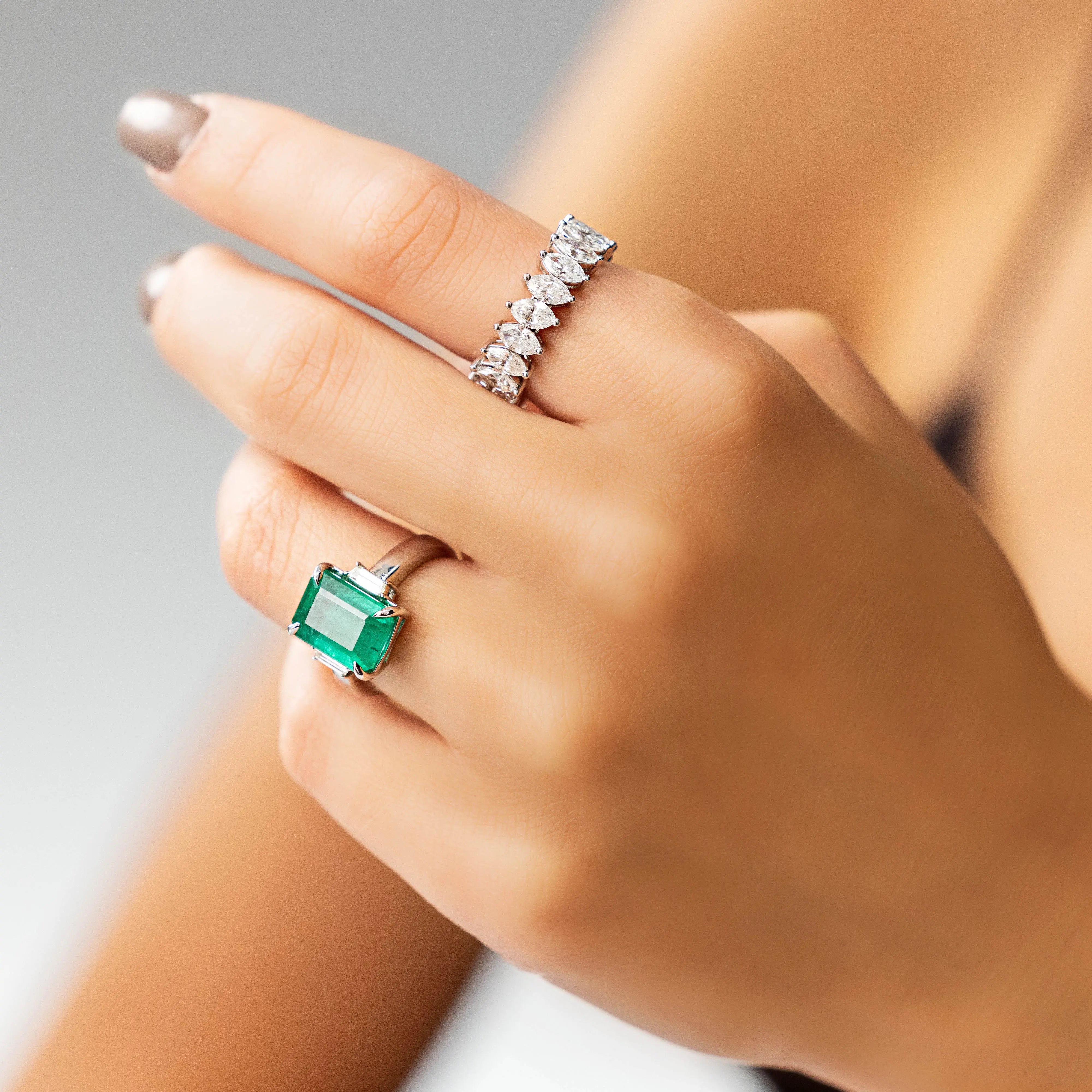 Anel Eternity com Diamantes Navete em Ouro Branco - JJ Diamond