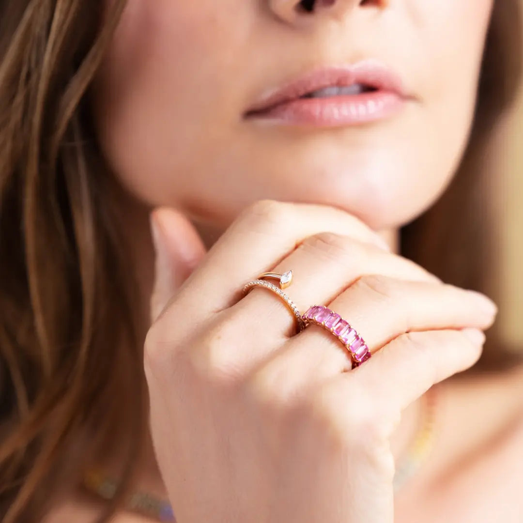 Anel Meia Aliança com Safiras Rosas em Ouro Rosé-JJ Diamond