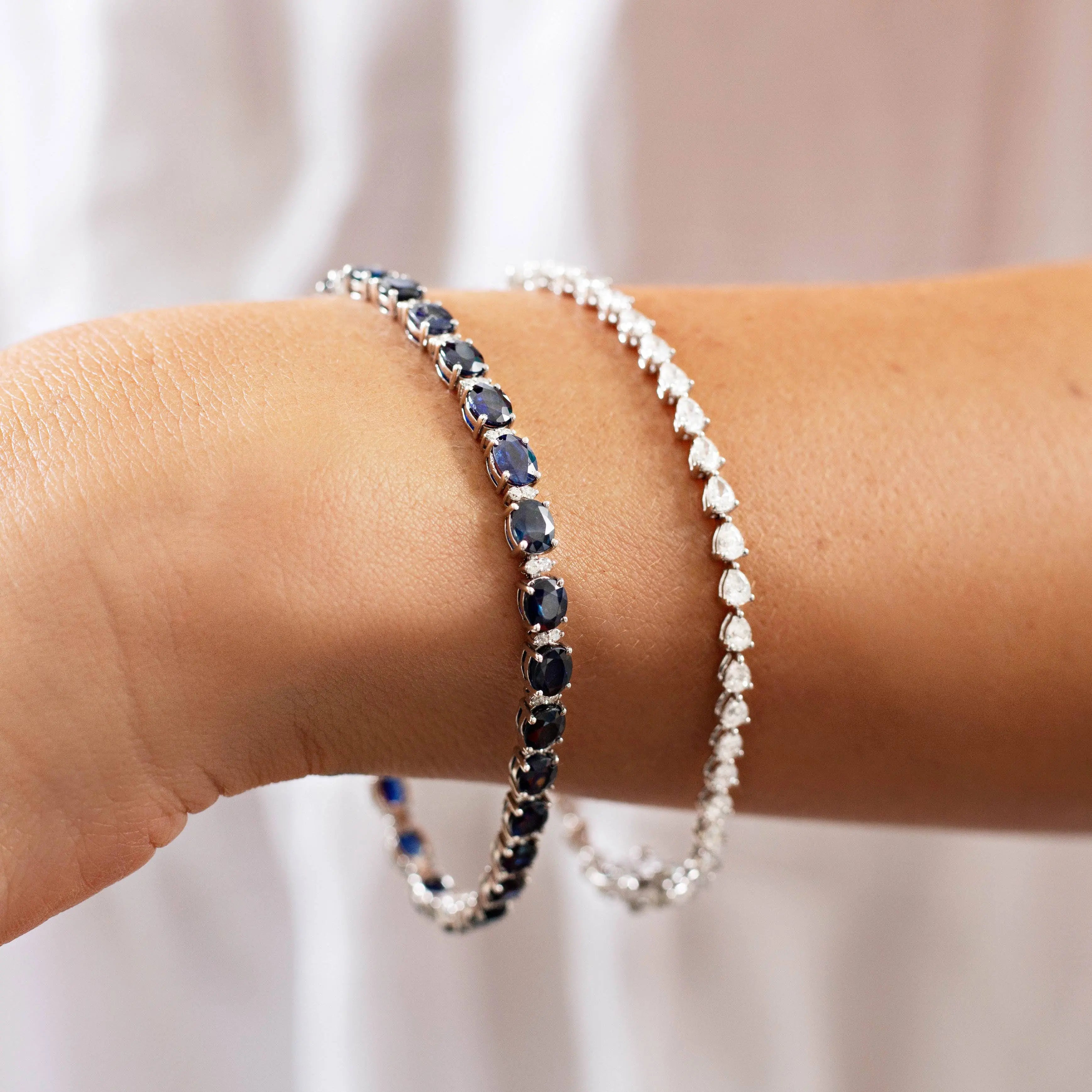 Pulseira com Safiras Azuis Ovais e Diamantes em Ouro Branco