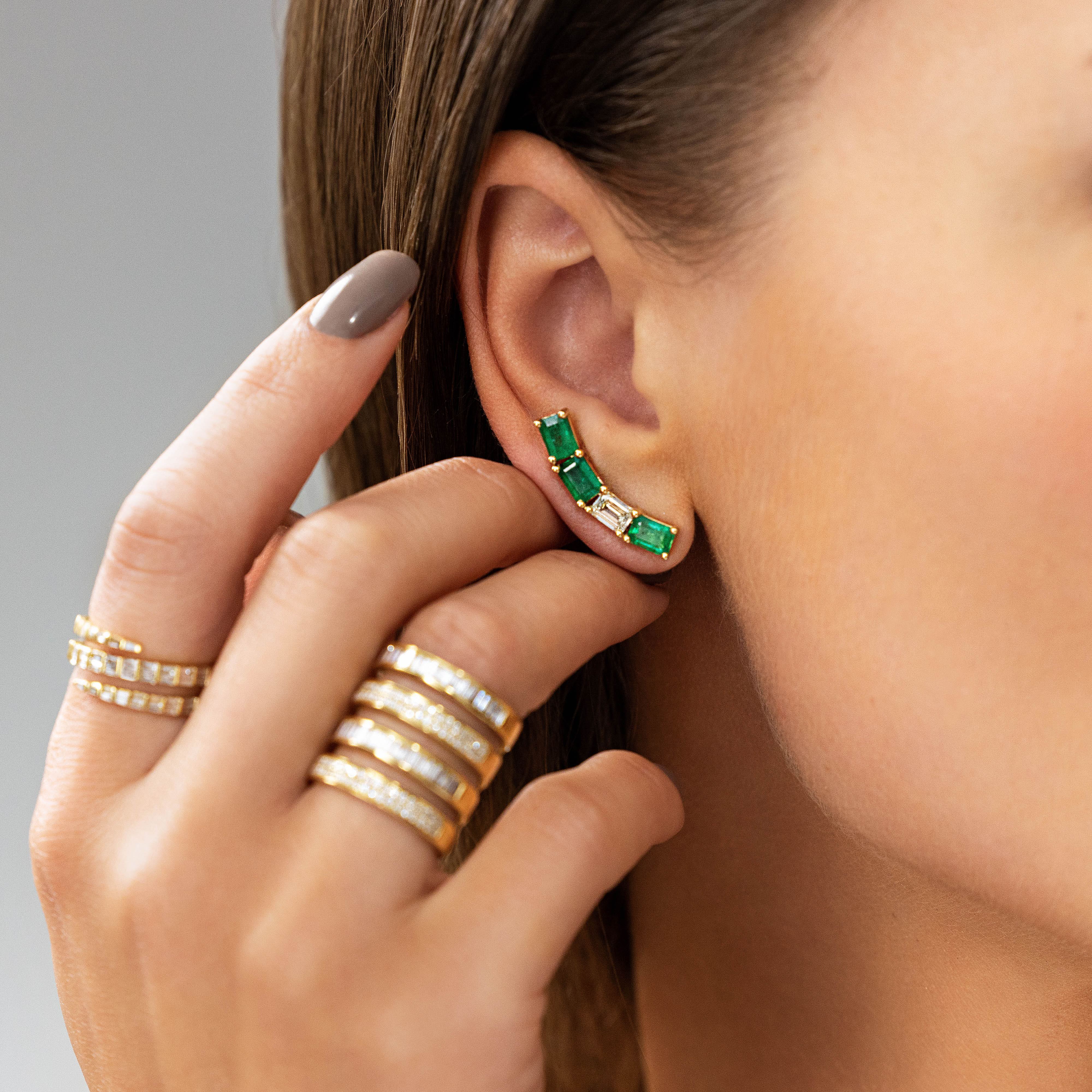 Brinco Ear Cuff com Esmeraldas e Diamantes em Ouro Amarelo - JJ Diamond