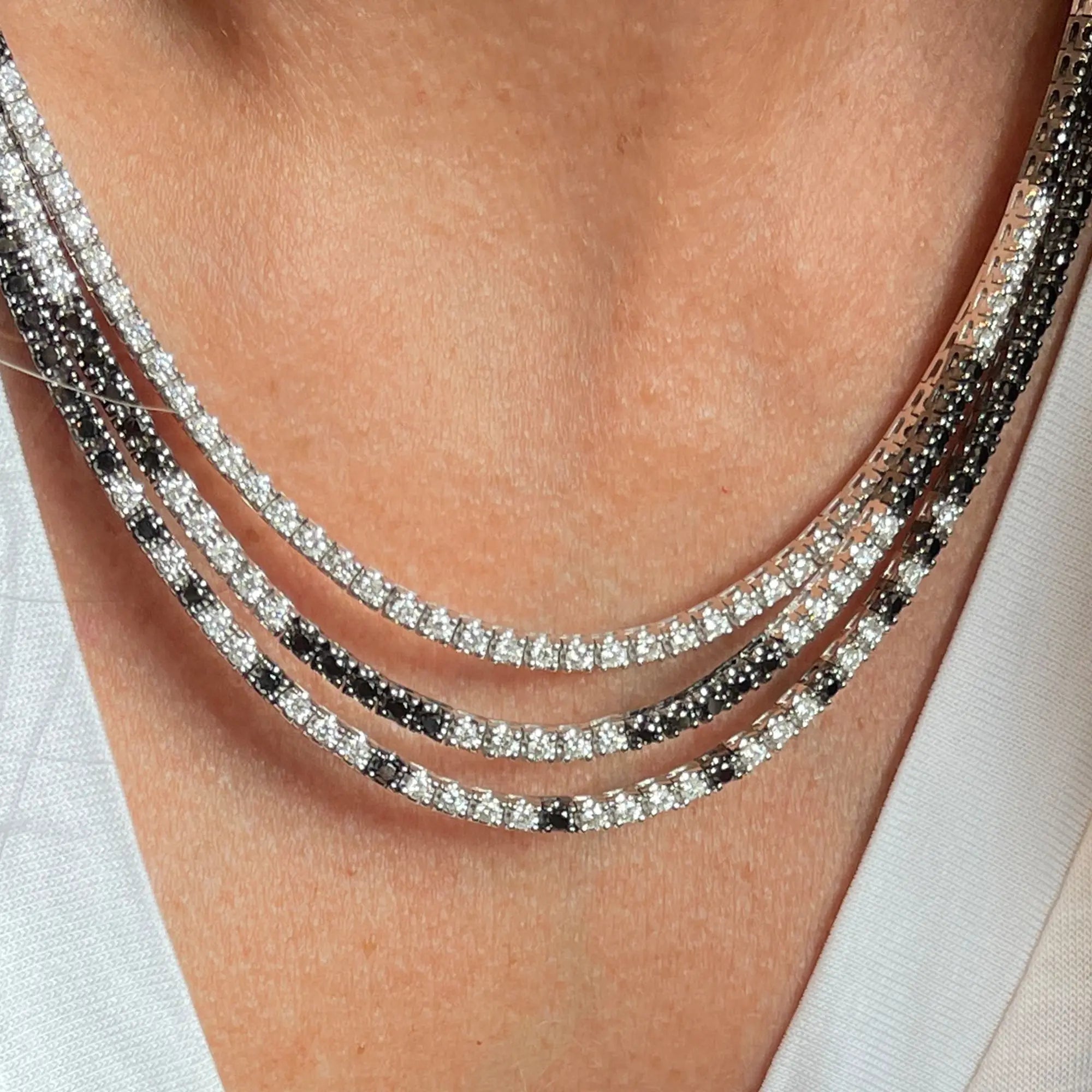 Colar Riviera Duplo com Diamantes Pretos e Brancos em Ouro Branco - JJ Diamond