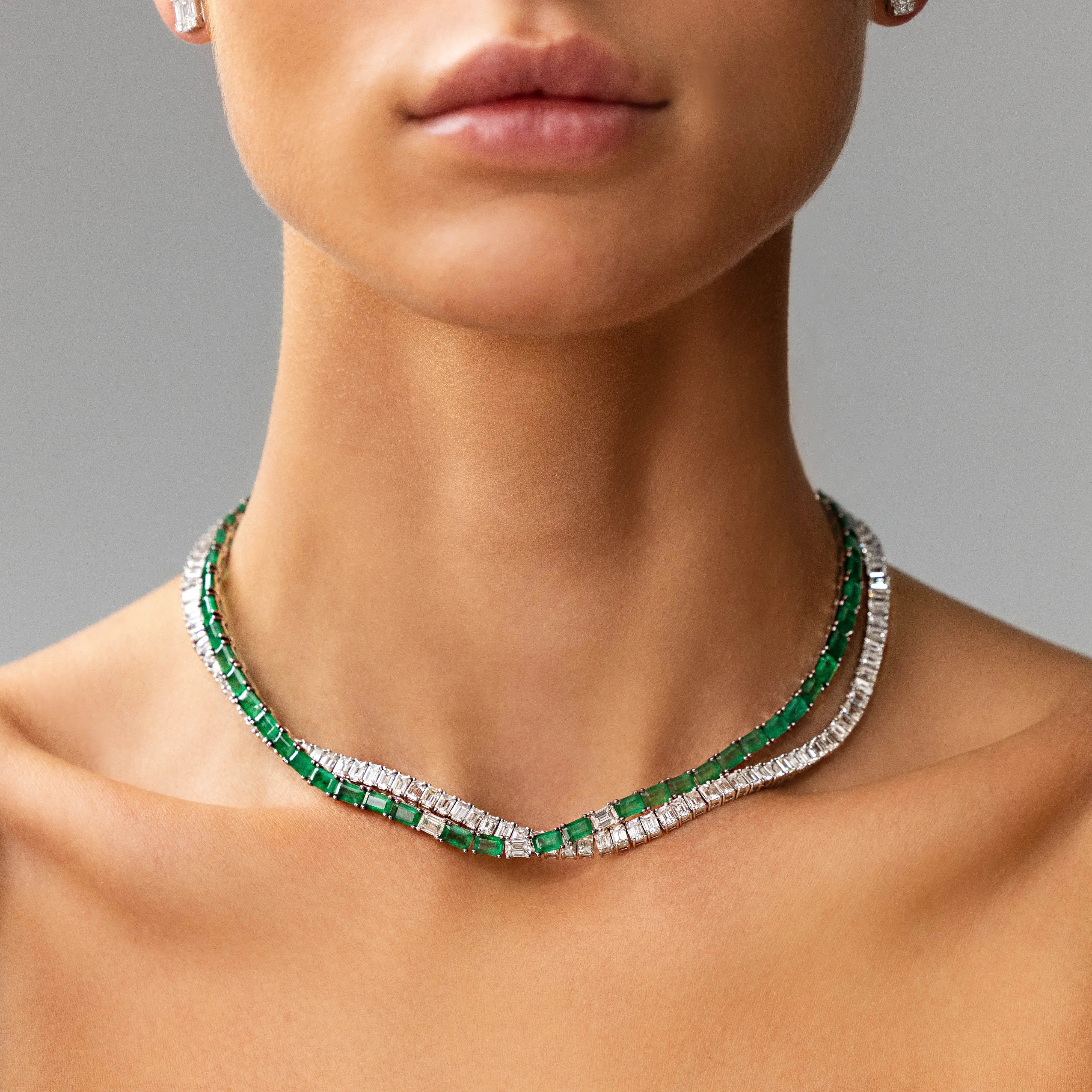 Colar Riviera com Esmeraldas e Diamantes em Ouro Branco - JJ Diamond